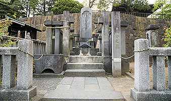 Asano’s grave at Sengakuji Temple