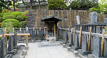 Oishi Kuranosuke’s grave (center) with Asano’s grave upper right, at Sengakuji Temple